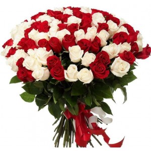 Букет из красных и белых роз "Две противоположности"